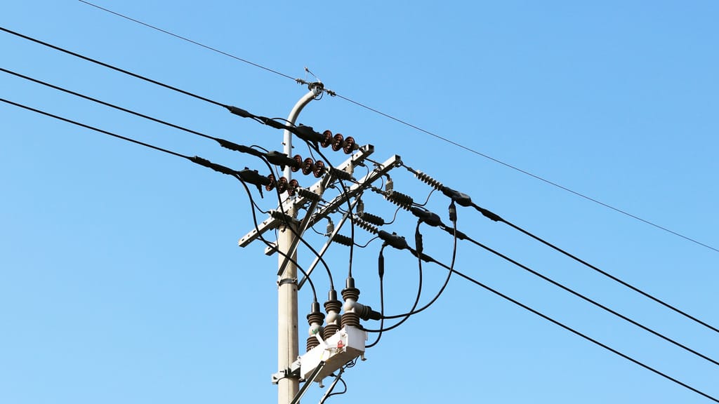 Materiales eléctricos para redes de baja, media y alta tensión